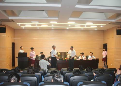 省社科联党组书记、副主席王均为我校社科联授牌